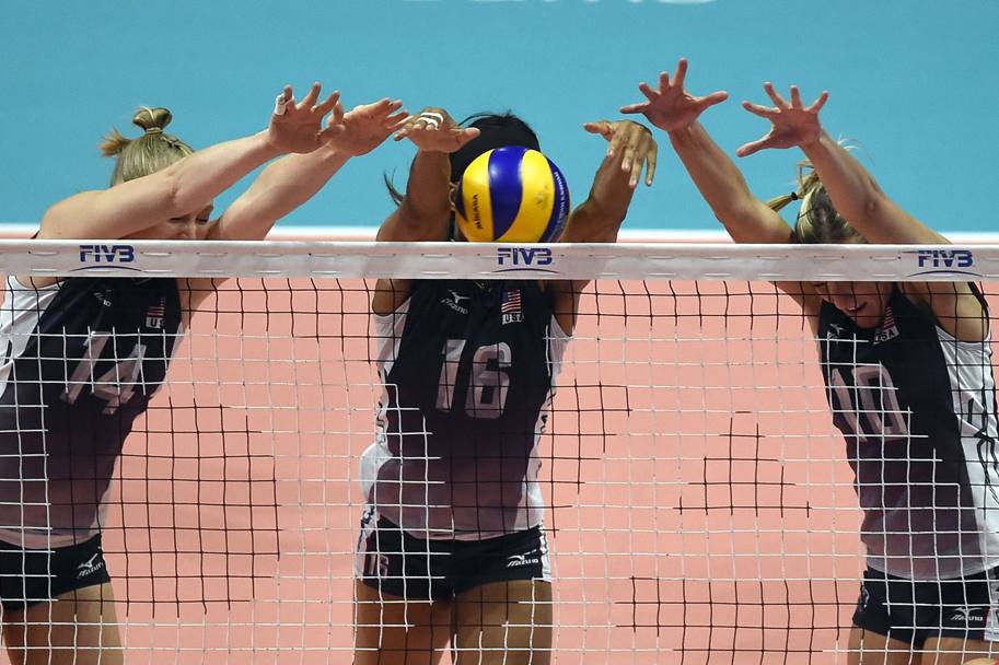 Il muro delle pallavoliste Usa contro le rivali Cinesi nella finale dei campionati mondiali di volley di Milano. Le americane vinceranno la medaglia d’oro (Afp)